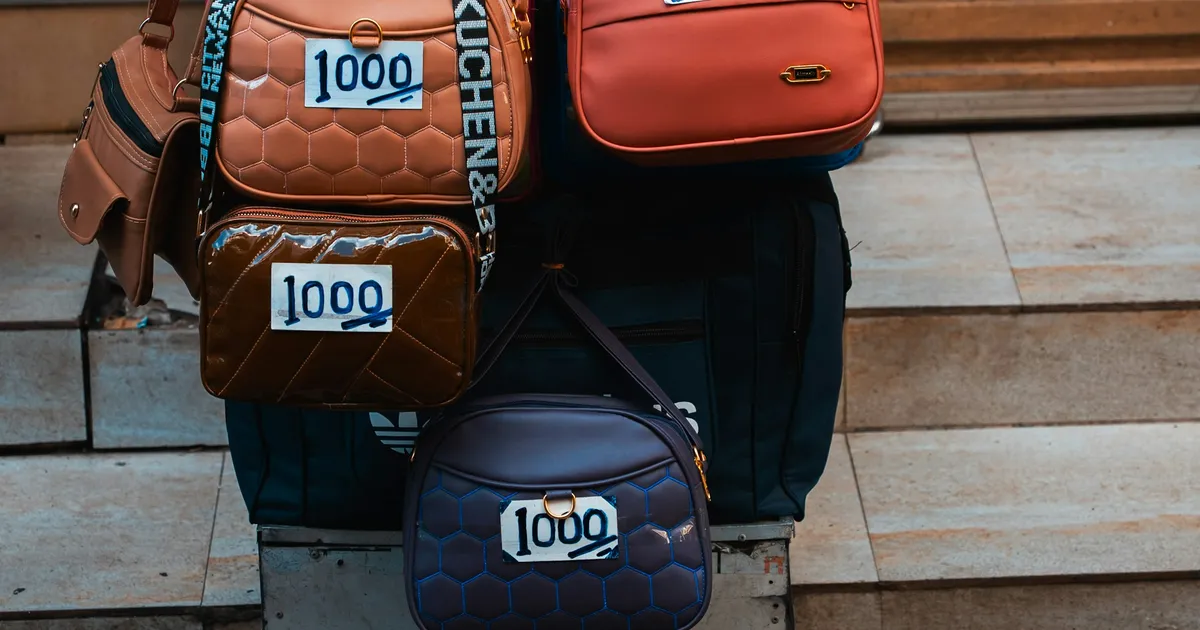 Bolsas expostas com etiquetas de preço